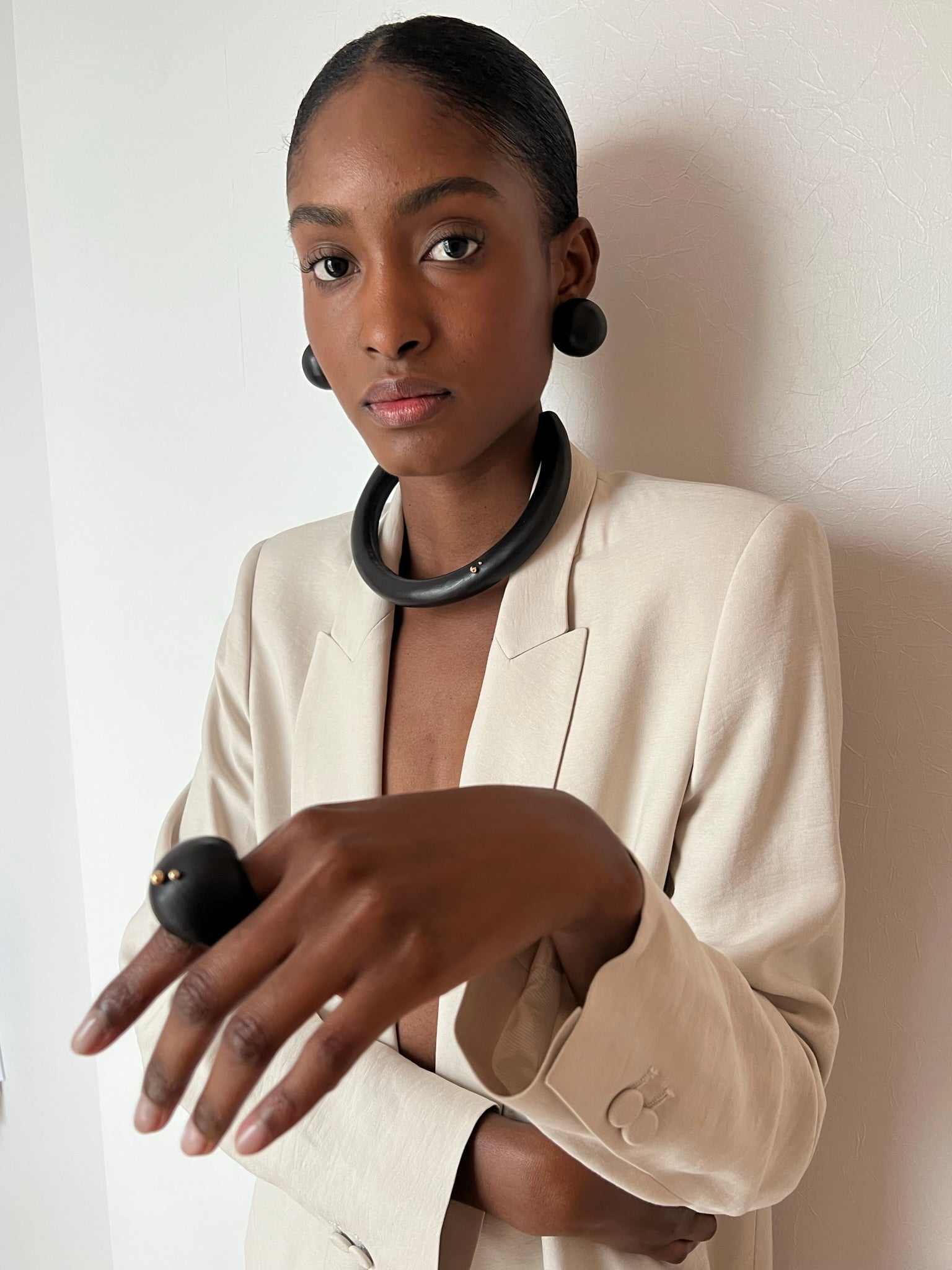 ANILLO GRETA. BLACK